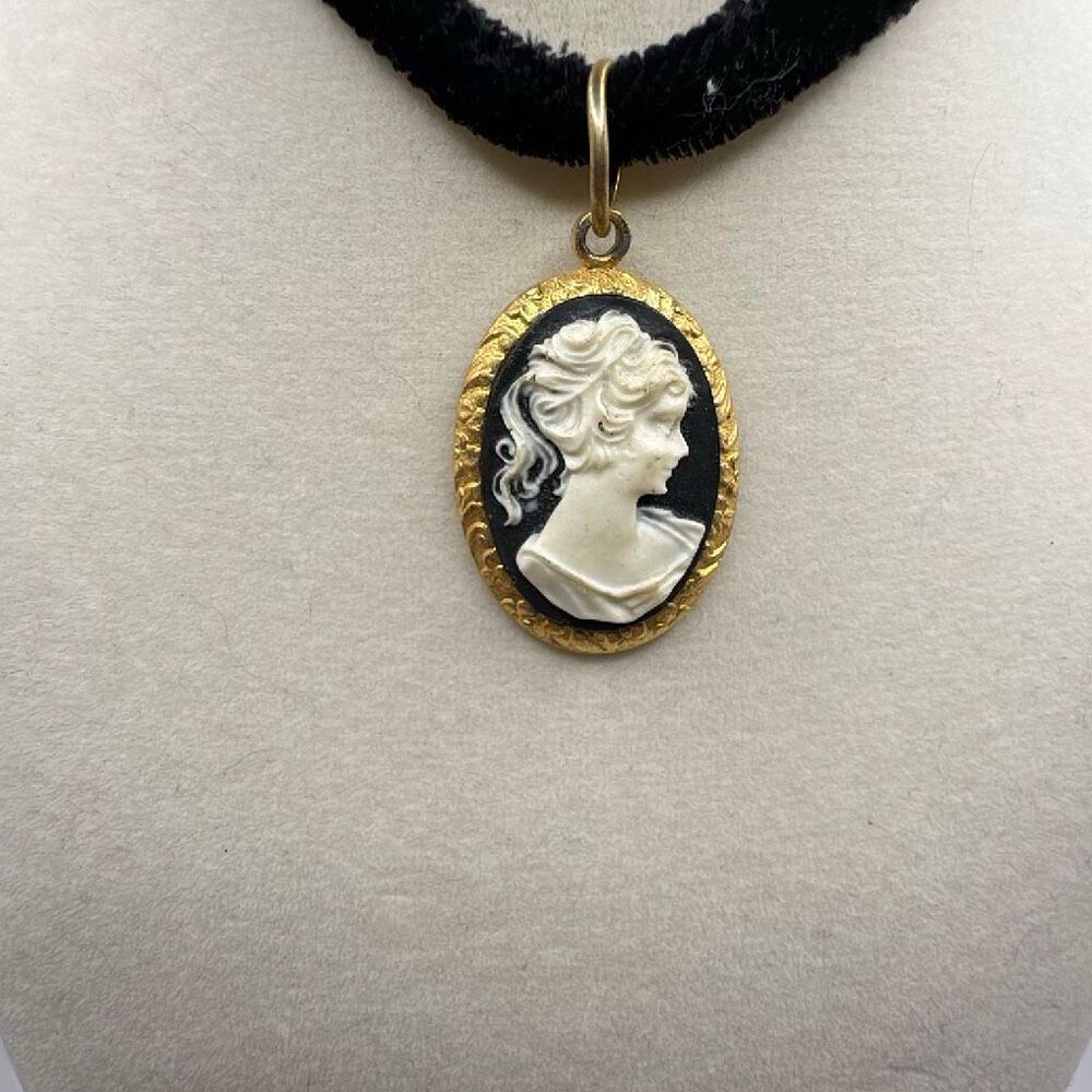Vintage Don-Lin Signed Black Velvet Choker Necklace Lady Cameo Pendant 1980s